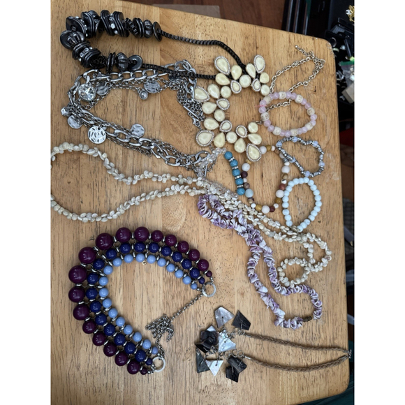1 LB COSTUME JEWELRY LOT All WEARABLE VINTAGE TO MODERN - Picture 2 of 5
